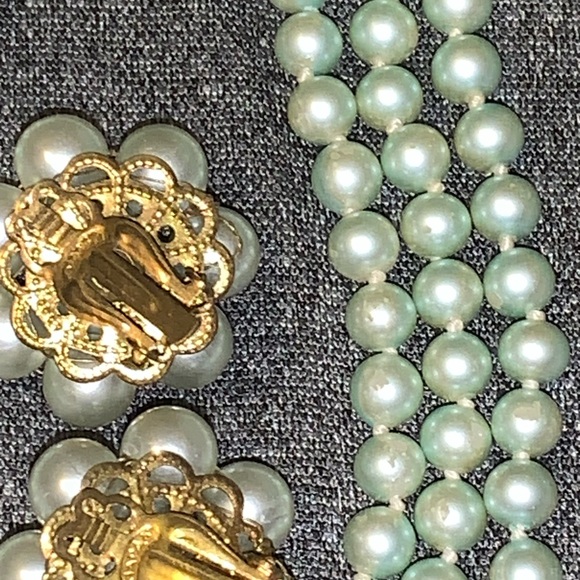❤️Vintage Green Three Strand Pearls Clip on Earrings Classic Japan - Picture 8 of 8
